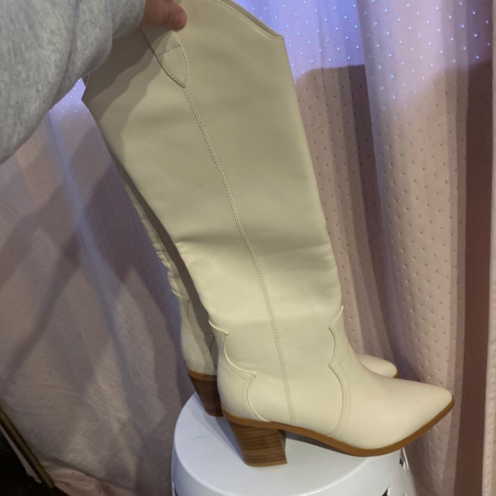 White Billini boots size 7. Never worn. No box.